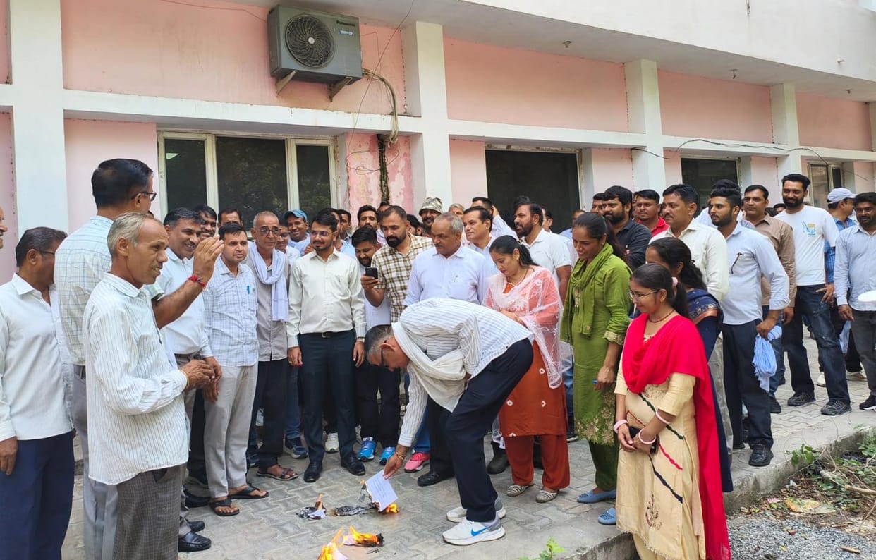 Employees protest against the privatization of the electricity department and smart meters.