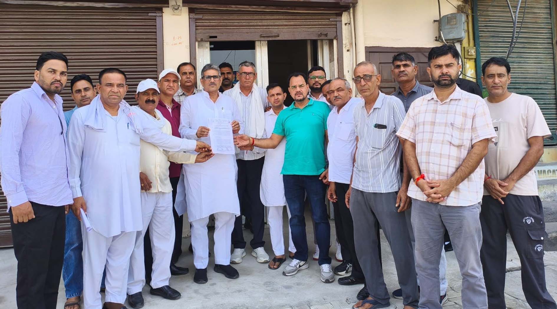 फतेहाबाद। प्रदर्शन कर विधायक को ज्ञापन सौंपते बिजली कर्मचारीस्त्रोत संघ
