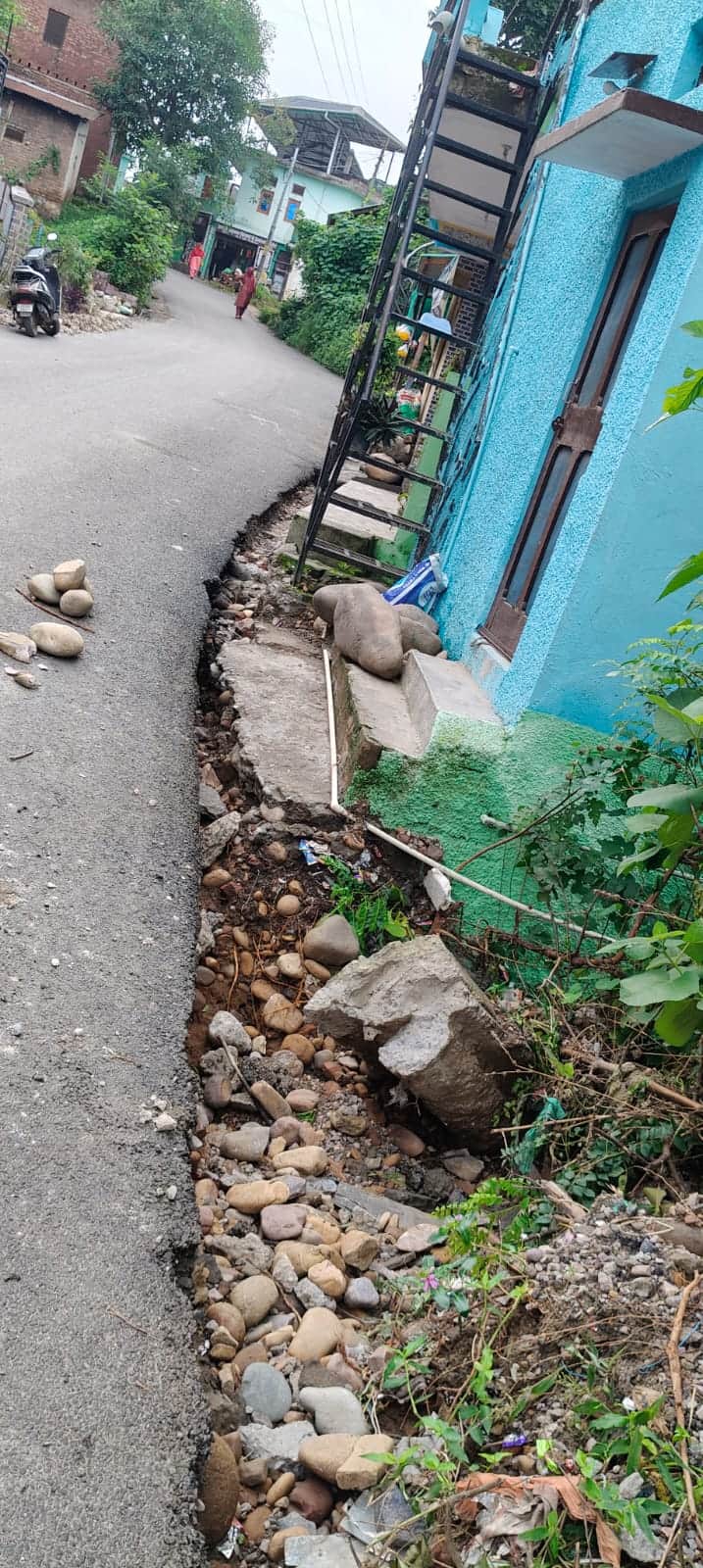 House at risk due to the absence of a drainage outlet.