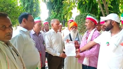 गन्ना अधिकारी को ज्ञापन सौंपते किसान संगठन के पदाधिकारी। संवाद