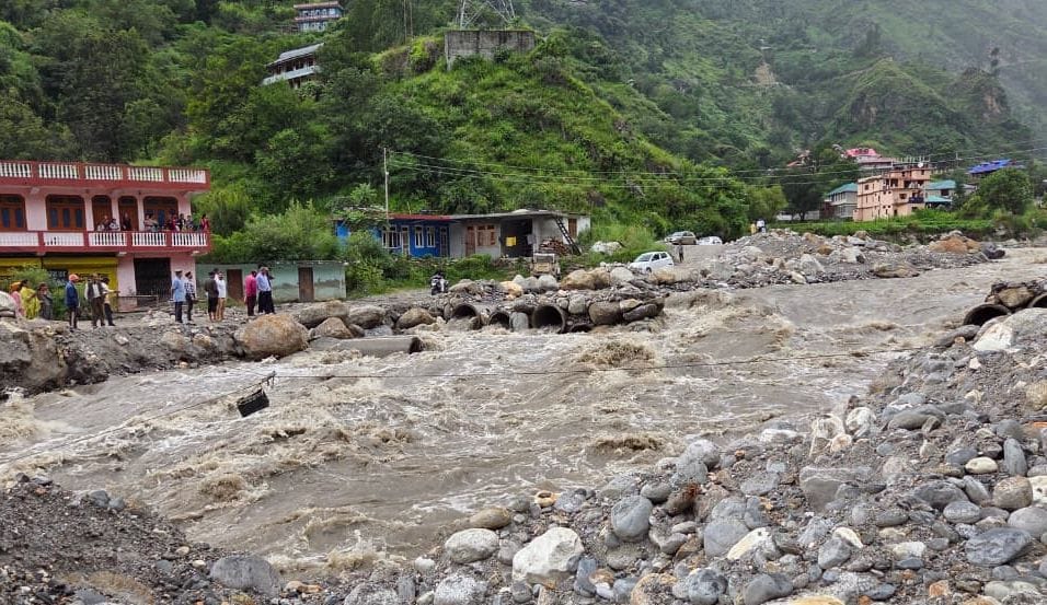 गानवी खड्ड पर बनाया अस्थायी मार्ग ढहा। संवाद