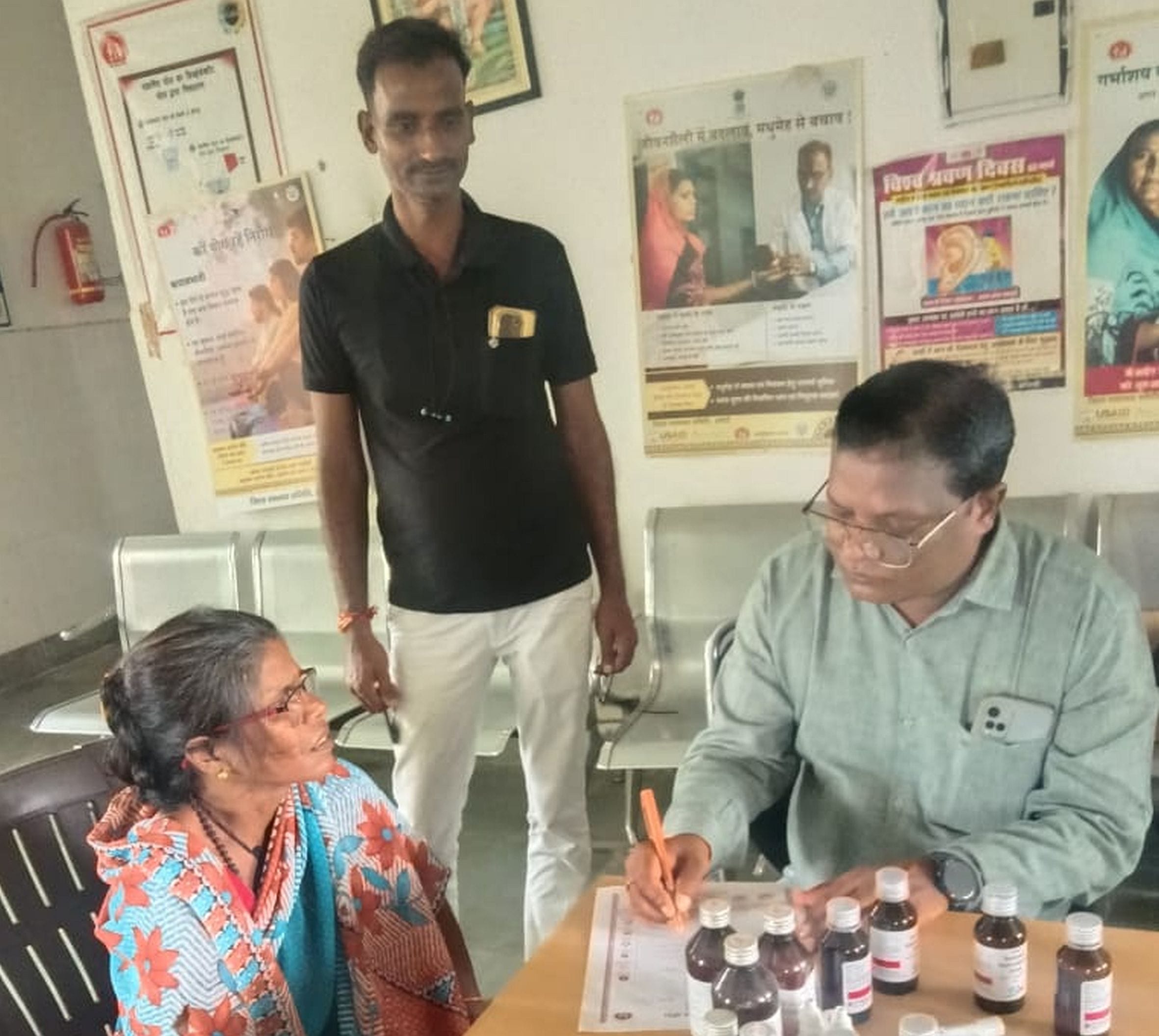  गौरीगंज के जेठूमवई प्राथमिक स्वास्थ्य केंद्र पर आयोजित आरोग्य मेले में मरीज का इलाज करते डॉक्ट