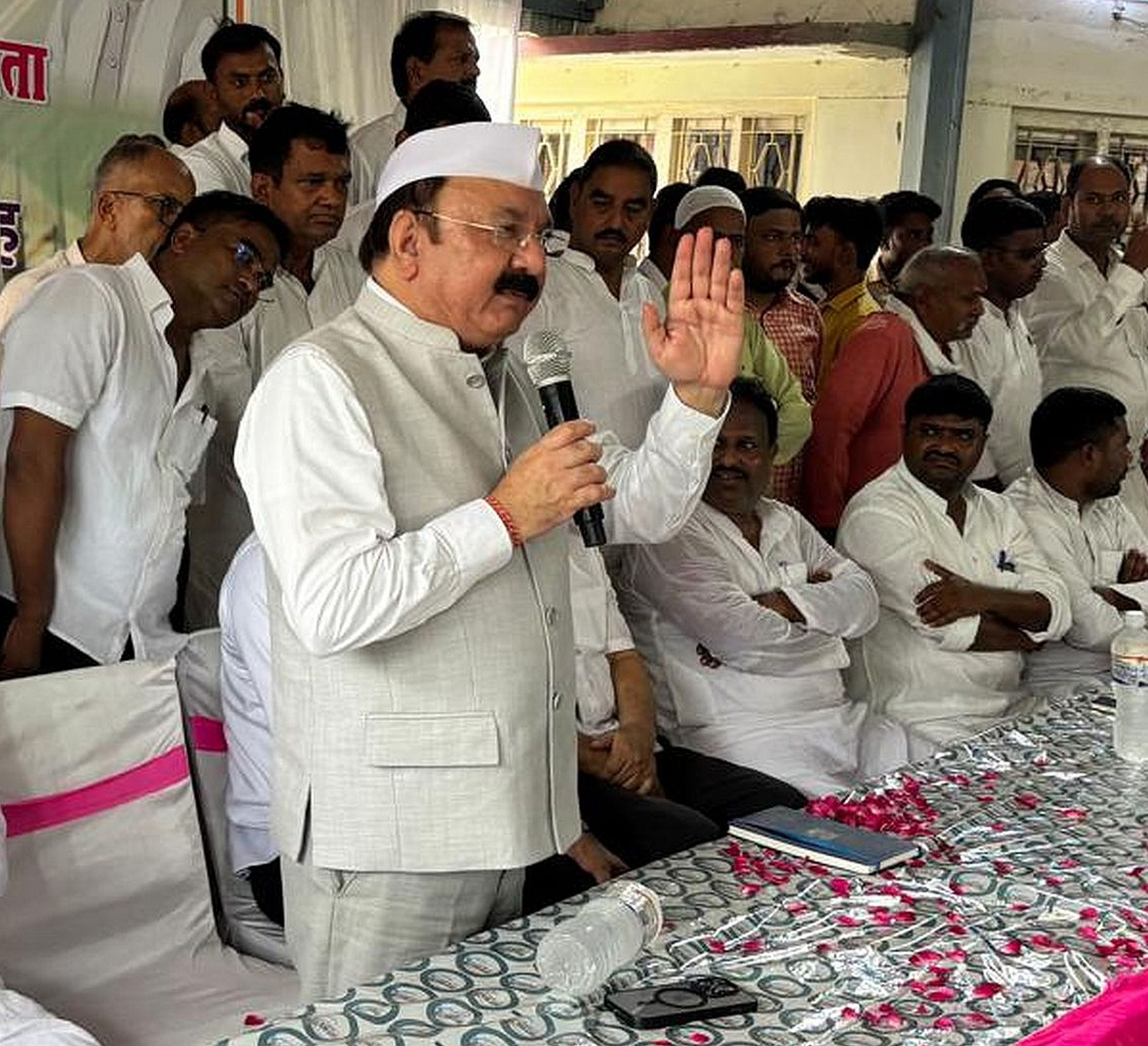 गौरीगंज स्थित कांग्रेस कार्यालय में आयोजित कार्यक्रम को संबोधित करते सांसद किशोरी लाल शर्मा। 