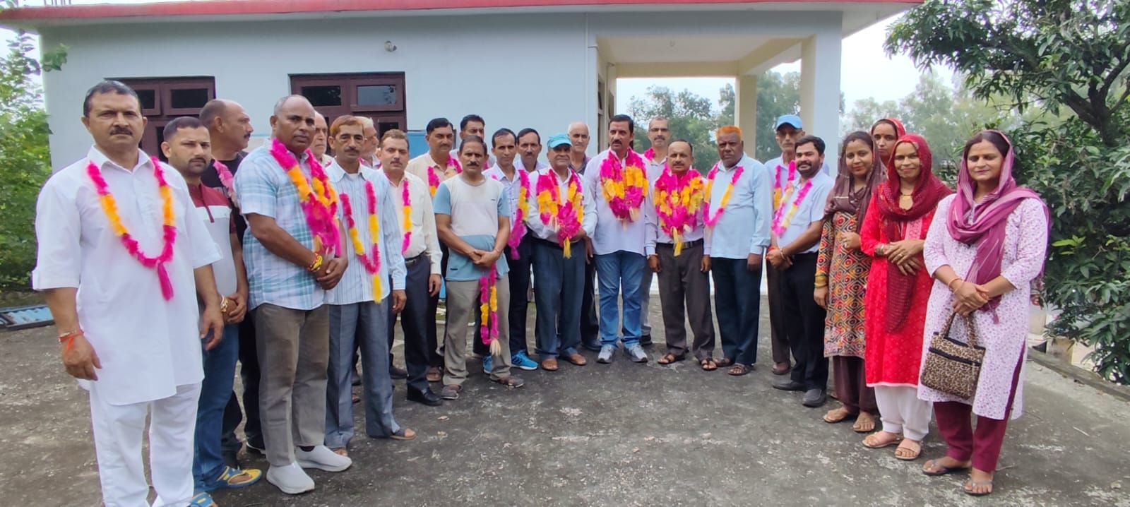 ग्राम पंचायत बड़गावं में आयोजित मेला कमेटी की बैठक में मौजूद ग्रामीण। स्रोत: कमेटी