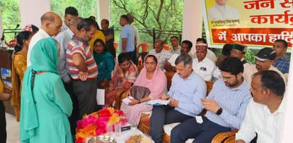 ग्राम पंचायत पनोह में आयोजित संवाद कार्यक्रम में जनसमस्याएं सुनते मंत्री राजेश धर्माणी। स्रोत: 