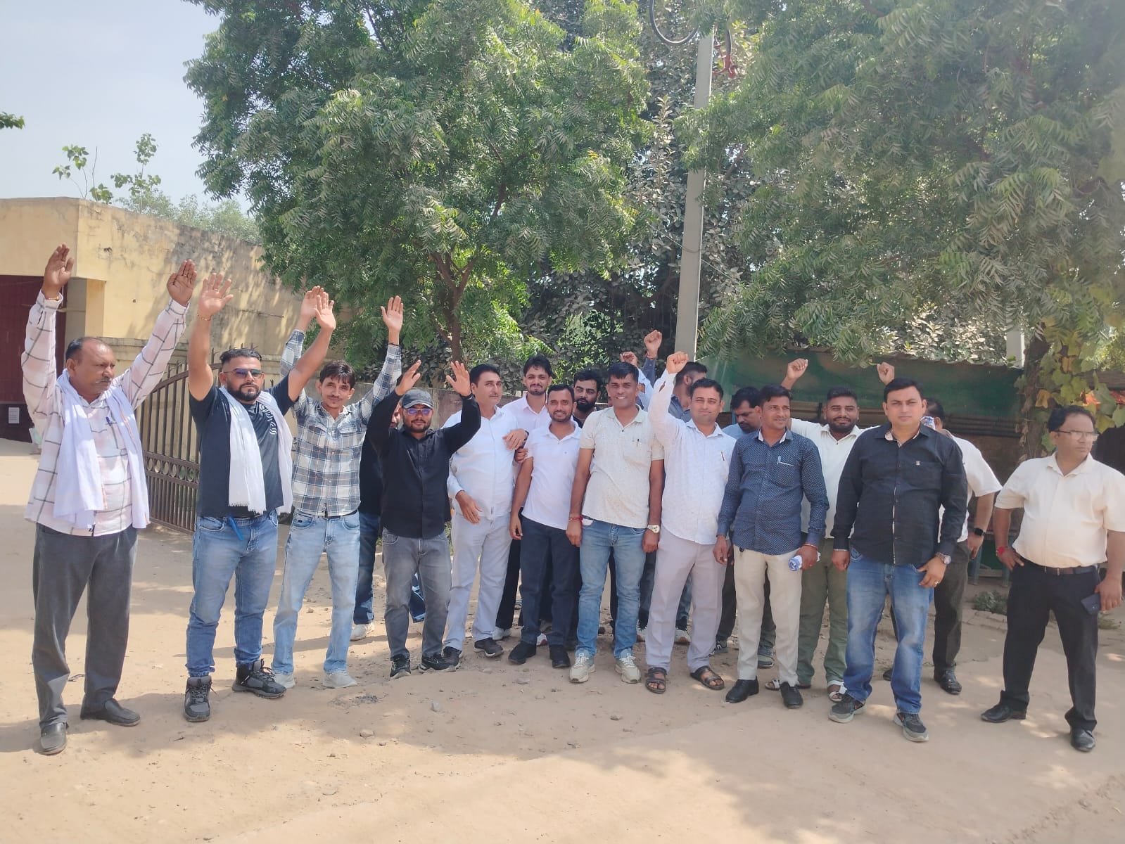 गेट मीटिंग के दौरान सरकार के खिलाफ नारेबाजी करते बिजली कर्मचारी। विज्ञप्ति