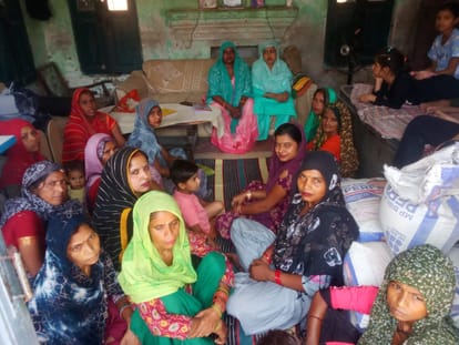 गांव छोँक में महिलाओं संग बैठक करतीं सीएलएफ महिलाएं। स्रोत : संस्था