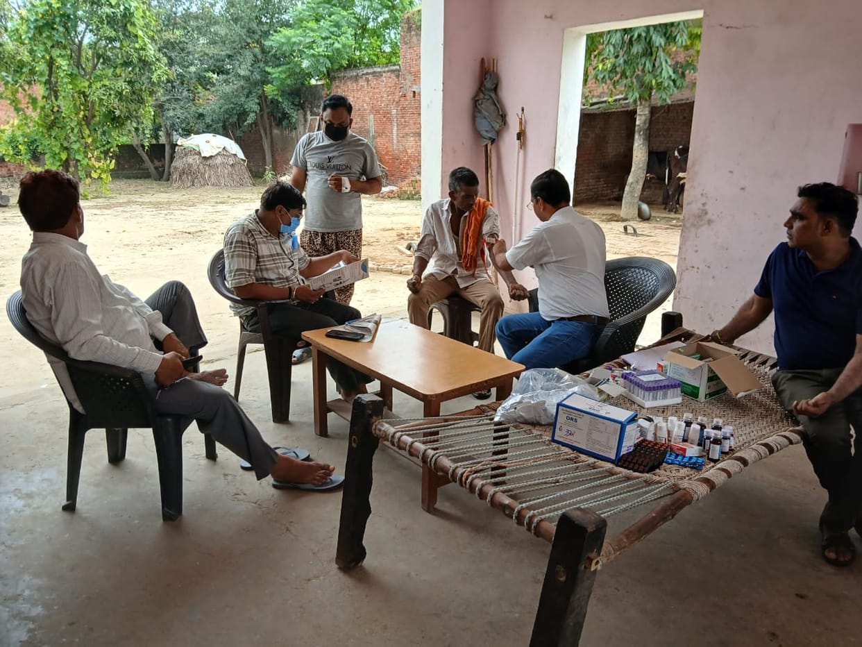 Health Department team reaches Maujipura following villager's death due to fever.