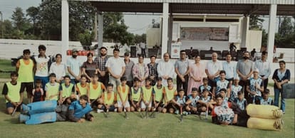 हॉकी मैच के दौरान खिलाड़ियों के साथ जिला खेल अधिकारी, अतिथि व अन्य। विभाग