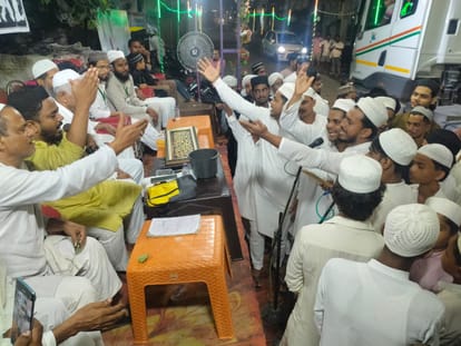 ईद मिलाद-उन-नबी के मौके पर नातिया कलाम पढ़ते अंजुम कमेटी के लोग। संवाद