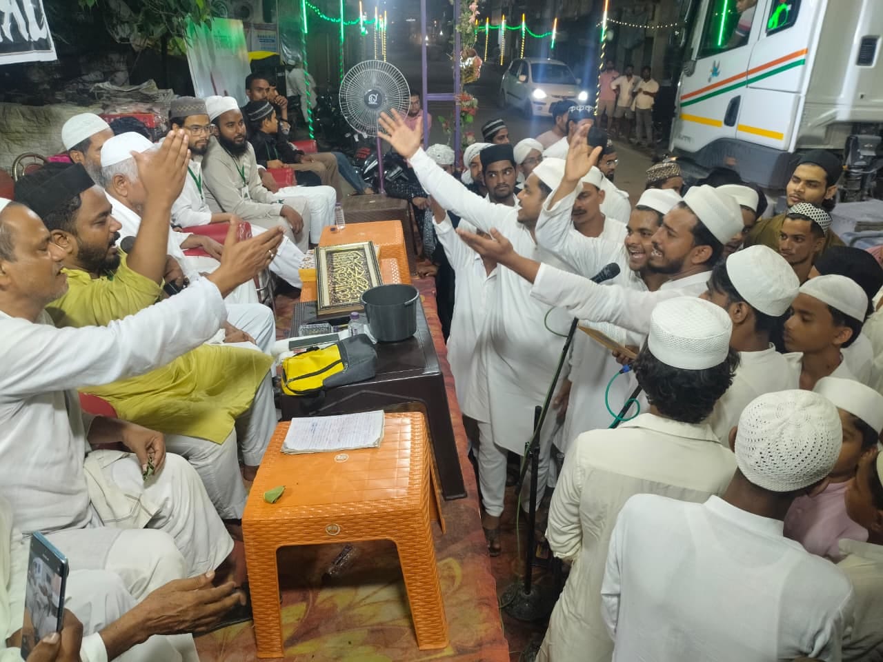ईद मिलाद-उन-नबी के मौके पर नातिया कलाम पढ़ते अंजुम कमेटी के लोग। संवाद
