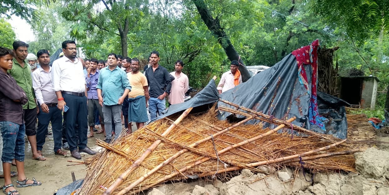 जांच करते अधिकारी