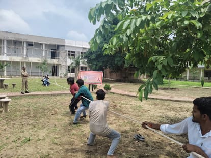 जेएनसीयू में आयोजित रस्साकशी प्रतियोगिता में प्रतिभाग करते खिलाड़ी। विवि