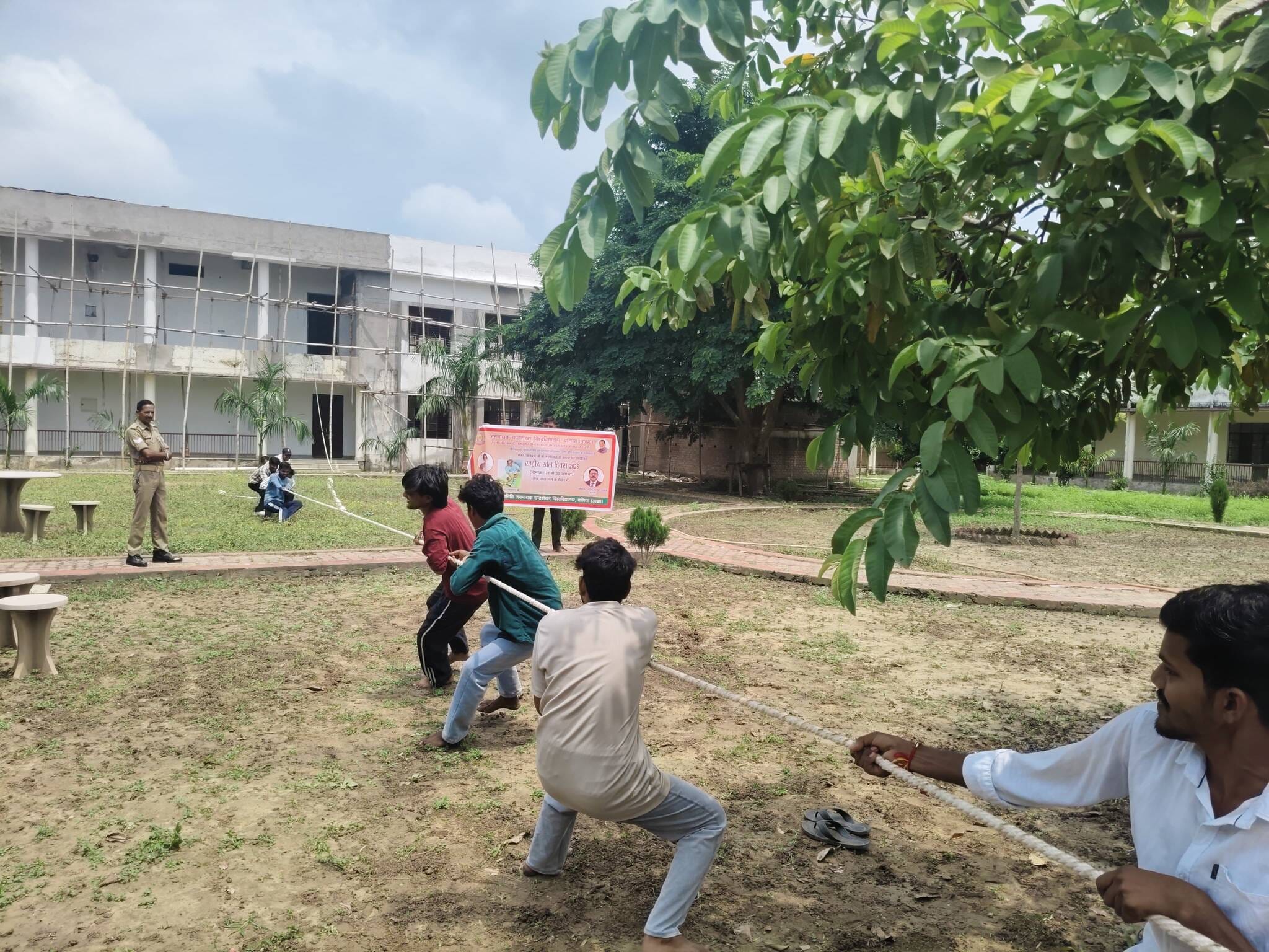 जेएनसीयू में आयोजित रस्साकशी प्रतियोगिता में प्रतिभाग करते खिलाड़ी। विवि