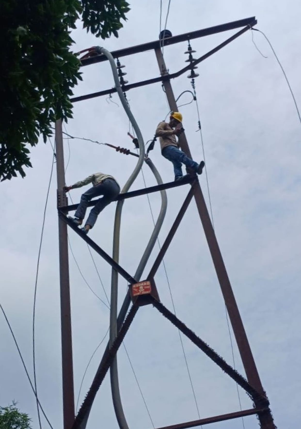 Power outage for eight hours due to burning of cable box