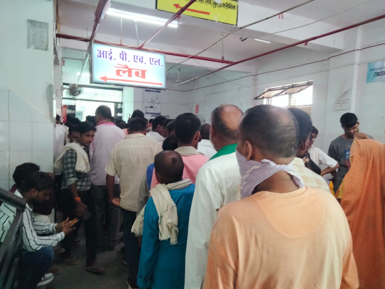 जिला अस्पताल में पैथालॉजी के बाहर लगी भीड़।
