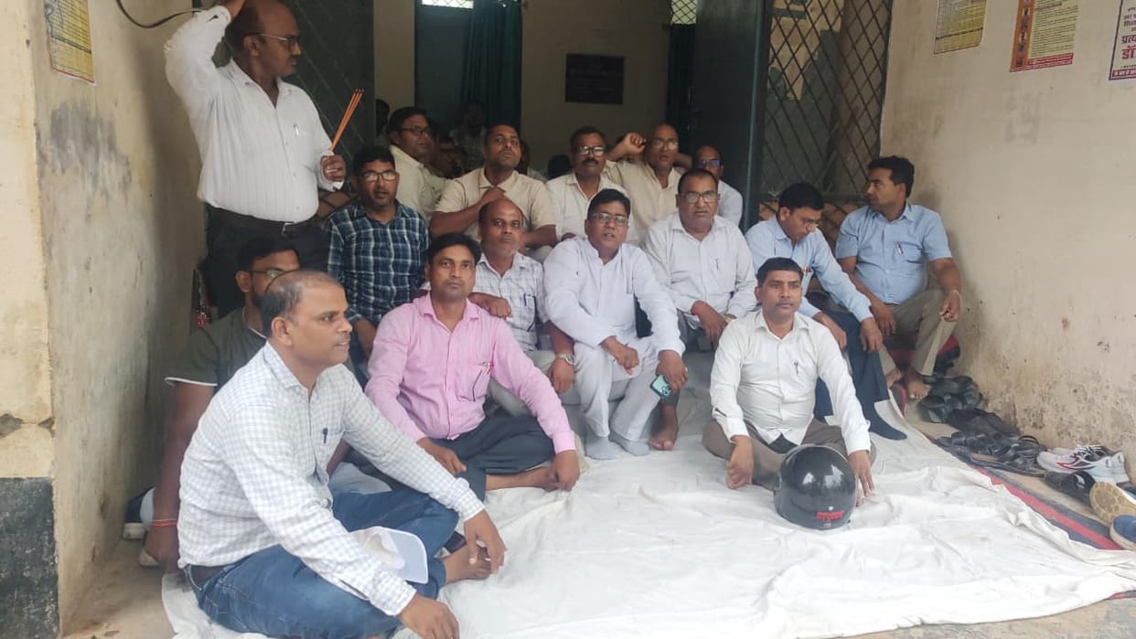 Teachers protested at the District School Inspector's office.