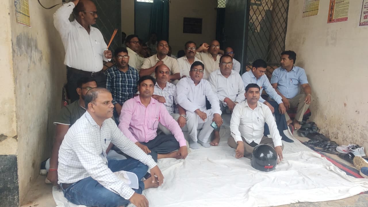 जिला विद्यालय निरीक्षक कार्यालय पर धरना देते माध्यमिक शिक्षक