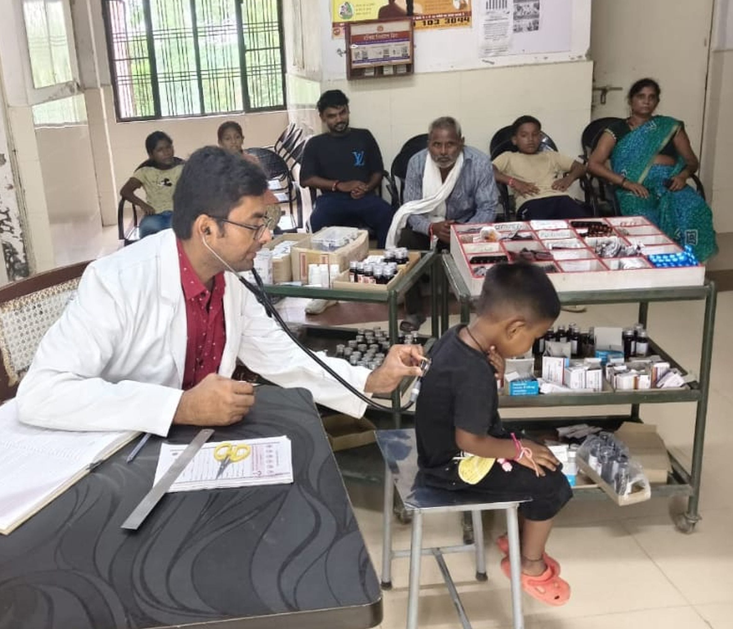 जलालपुर धई प्राथमिक स्वास्थ्य केंद्र में लगे आरोग्य मेला में बीमार बच्चे का इलाज करते चिकित्सक।