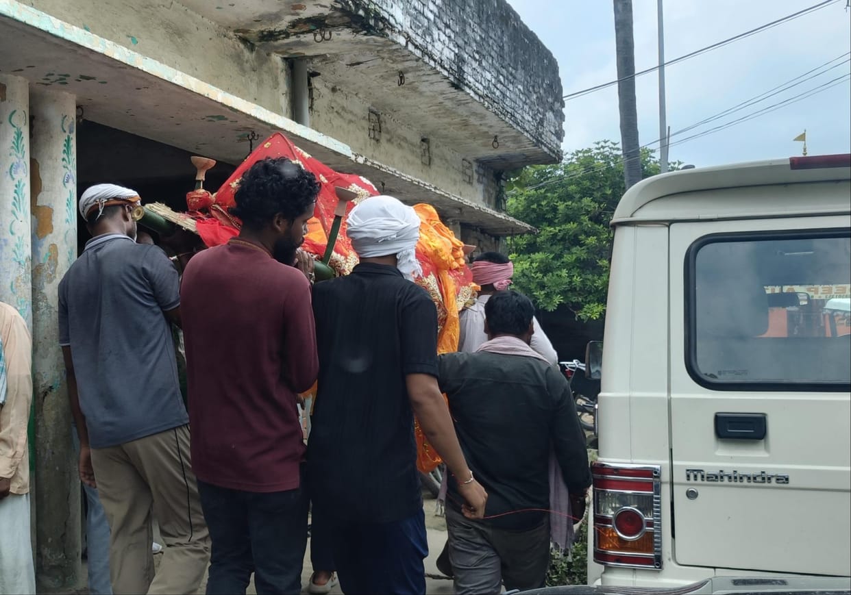 The funeral procession got stuck in a traffic jam; family members took the bier off the vehicle and carried it on their shoulders on foot.