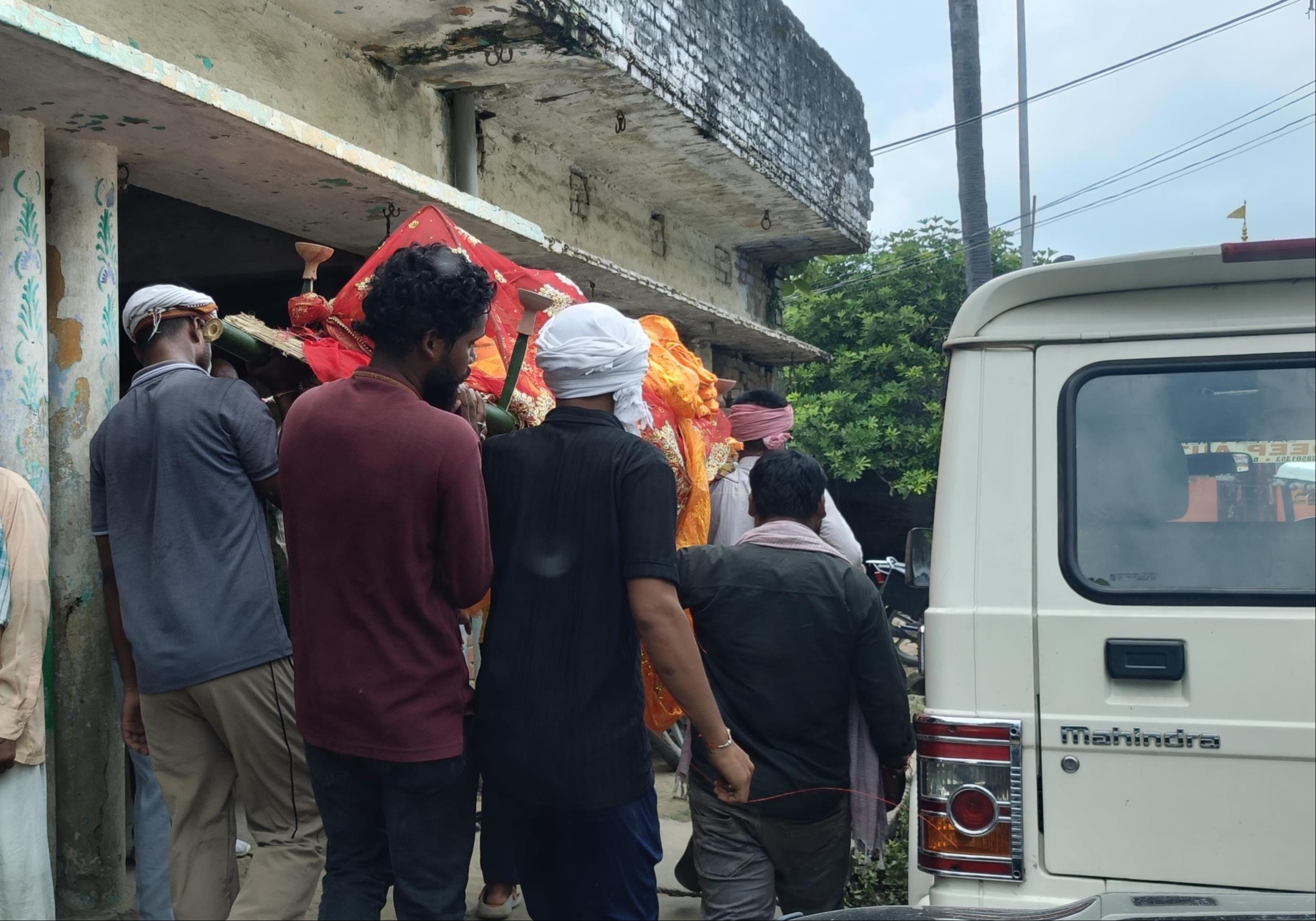 जाम खुलता न देख शव को वाहन से उतारकर पैदल ले जाते परिजन