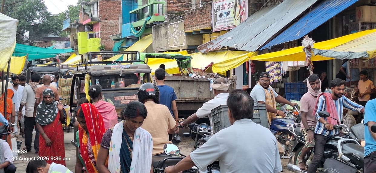 Garbage vehicle causes 1.5-hour traffic jam at Station Bazaar.