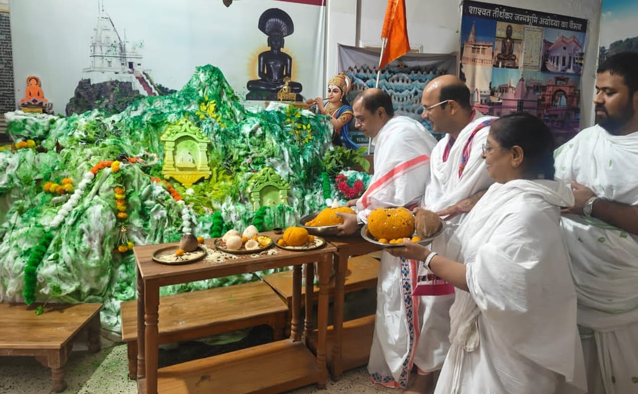 The auspicious sound of world peace resonated from the Jain temple.
