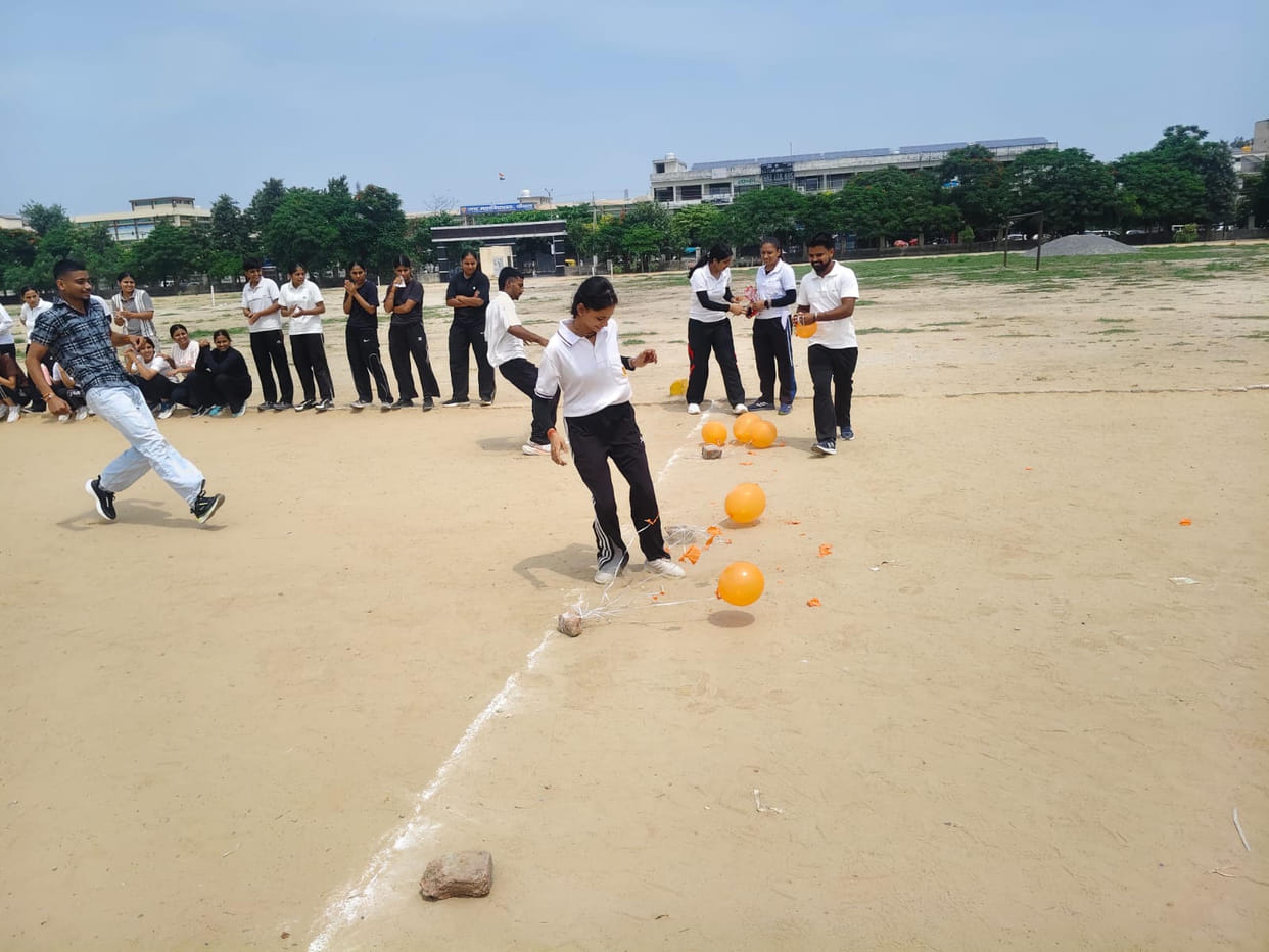 Youth showed breath in balloon race and tug of war