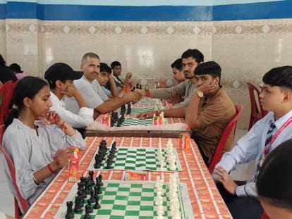 ज्वालामुखी में एक दिवसीय शतरंज प्रतियोगिता में चाल चलते खिलाड़ी। स्रोत: जागरूक पाठक