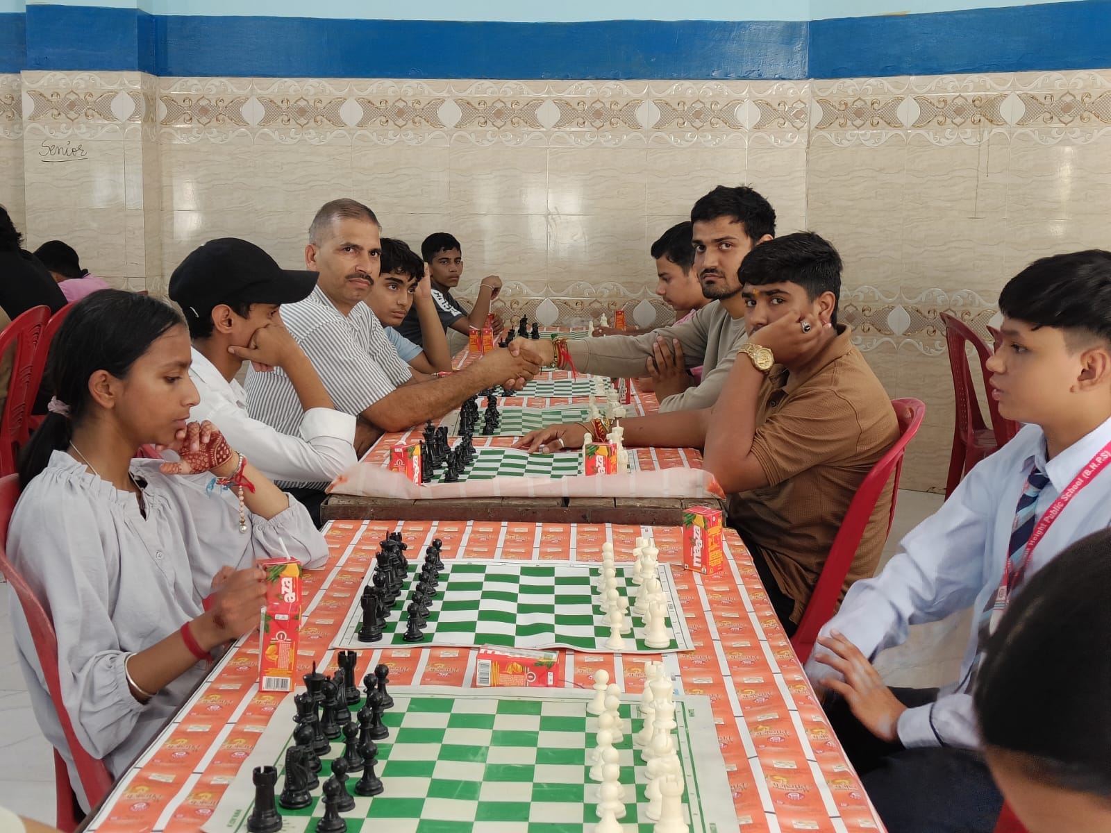 ज्वालामुखी में एक दिवसीय शतरंज प्रतियोगिता में चाल चलते खिलाड़ी। स्रोत: जागरूक पाठक