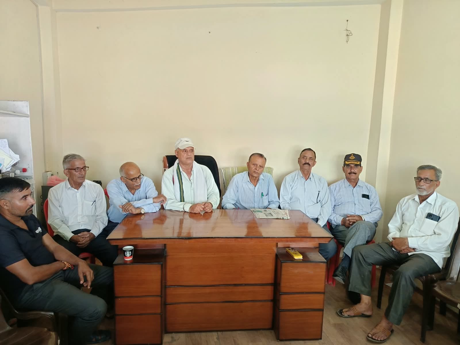 झंडूता में स्थानीय लोगों के साथ बैठक करते पूर्व विधायक बीरू राम किशोर। स्रोत: जागरूक पाठक