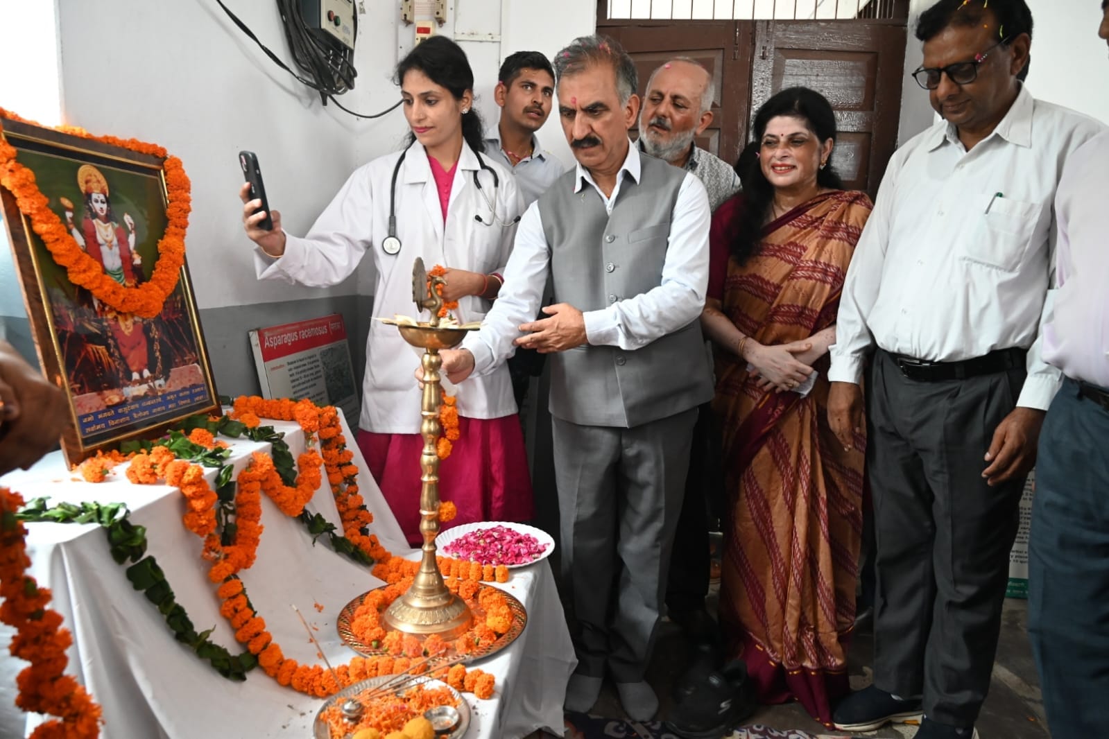 कांगू में निशुल्क जनस्वास्थ्य शिविर का शुभारंभ करते सीएम सुक्खू। विभाग।
