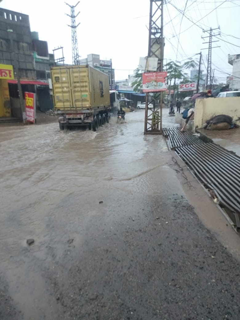 Kala Amb-Trilokpur road turns into a pond in 15 minutes of rain