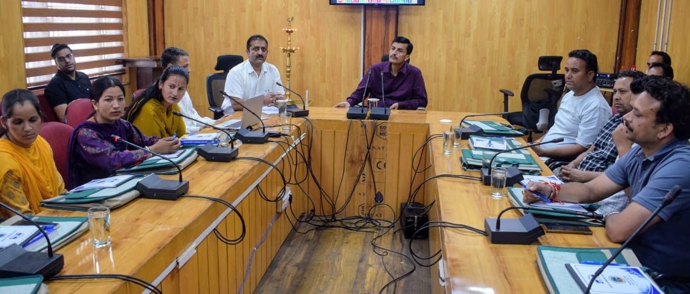 कुल्लू में पंचायत प्रतिनिधियों के प्रशिक्षण कार्यक्रम के दौरान शुभांरभ मौके पर जानकारी देते क