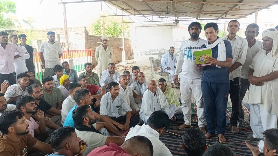 कैलरम में दूध के रेट को लेकर बैठक करते पशुपालक। संवाद