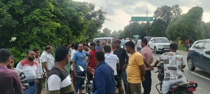 कार सवार और बाइक सवार युवकों के बीच विवाद के दौरान जुटे लोग।