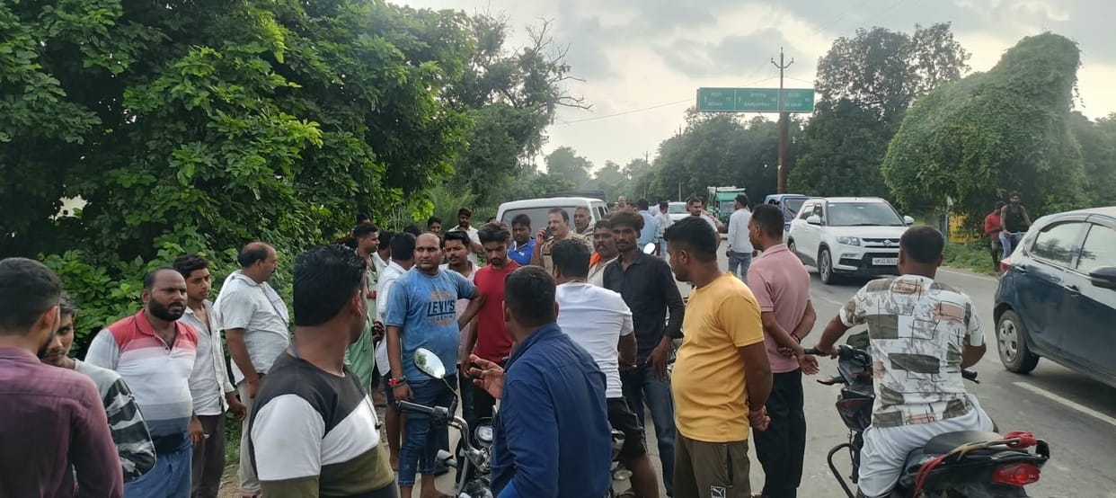 Strongmen clash with family in car over overtaking dispute, accused of robbery