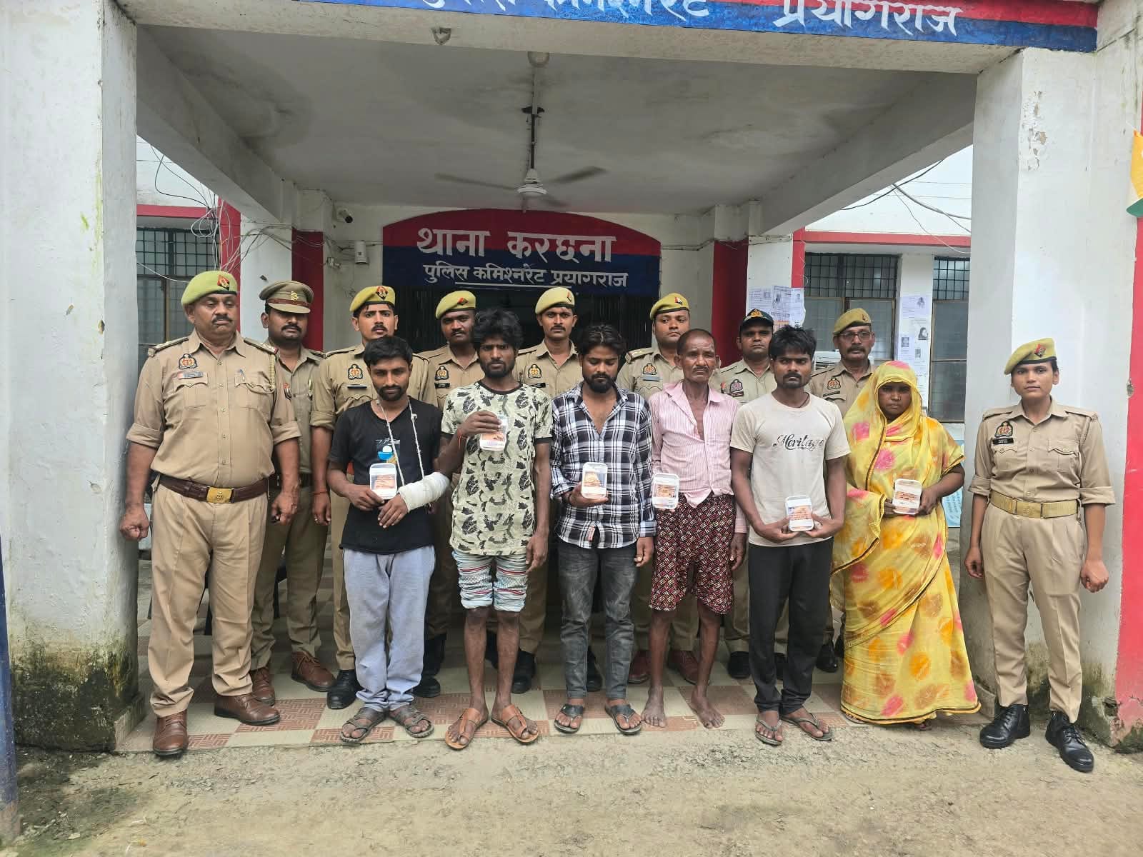 करछना थाने में एनडीपीएस के तहत मुकदमा दर्ज छ आरोपियों को न्यायालय में पेश करने के लिए ले जाती प