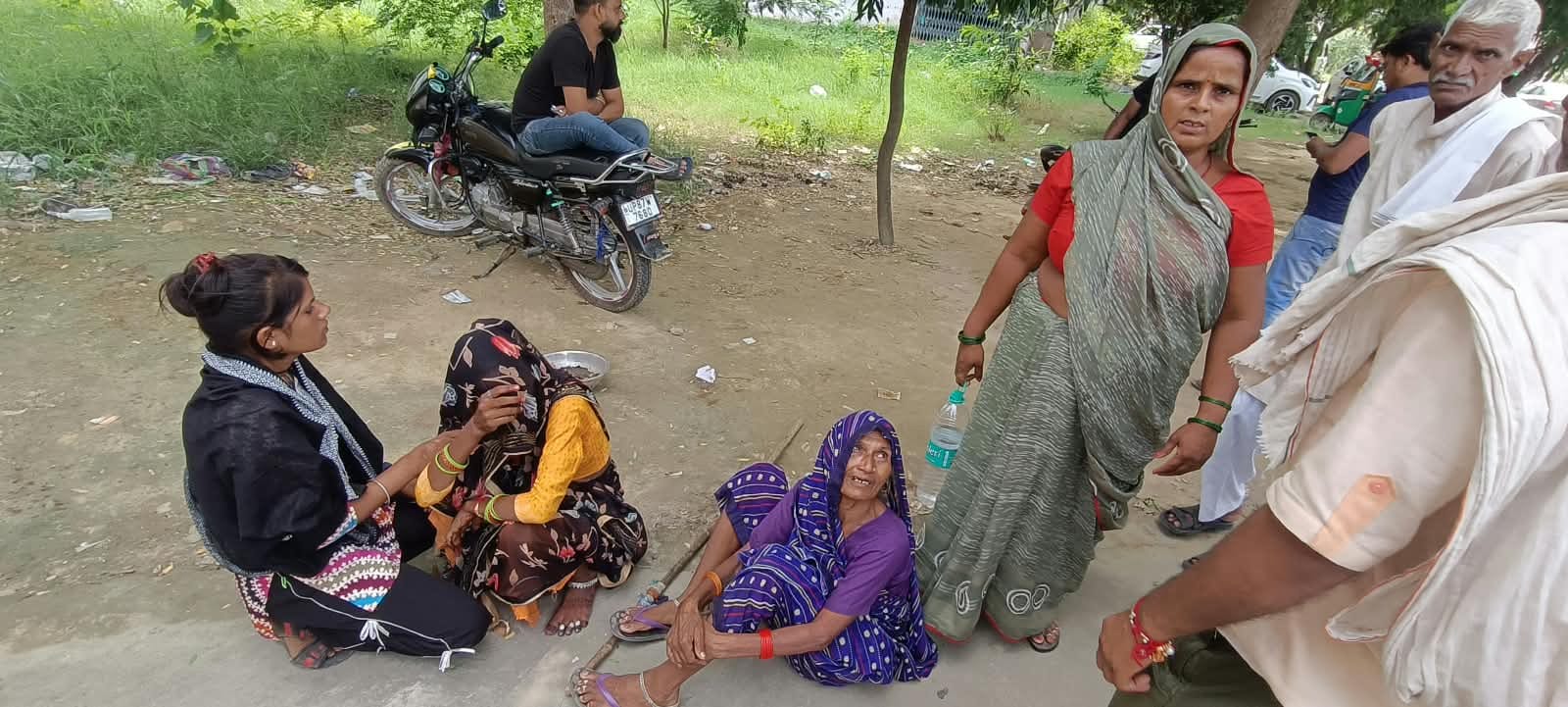 कासगंज में जिला अस्पताल पर रोते बिलखते मृतक के परिजन । संवाद