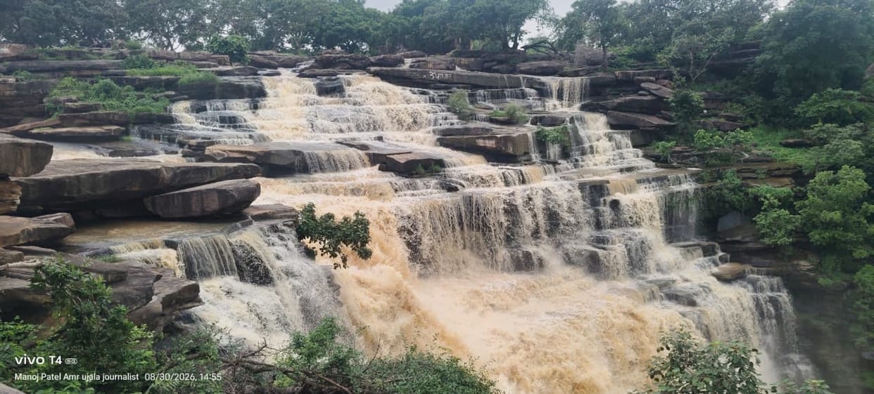 Flowing water and greenery captivated the mind, while the dilapidated road and parking situation added to the difficulties.