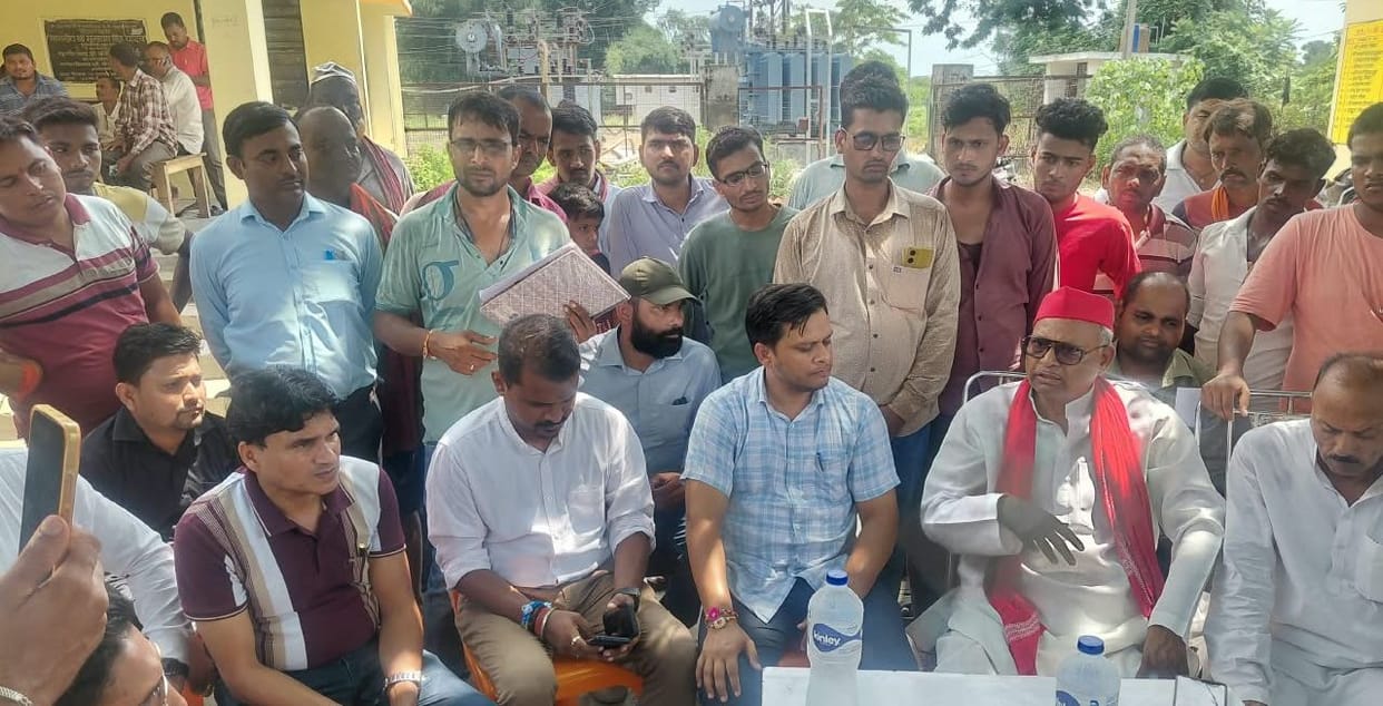 Angry over the power crisis, SP workers surrounded the power substation
