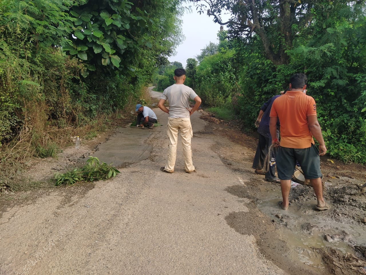 काथल से गियोरा-राजा का बाग तक जाने वाली उखड़ी सड़क को स्वयं ठीक करते हुए युवा। स्रोत: जागरूक पा