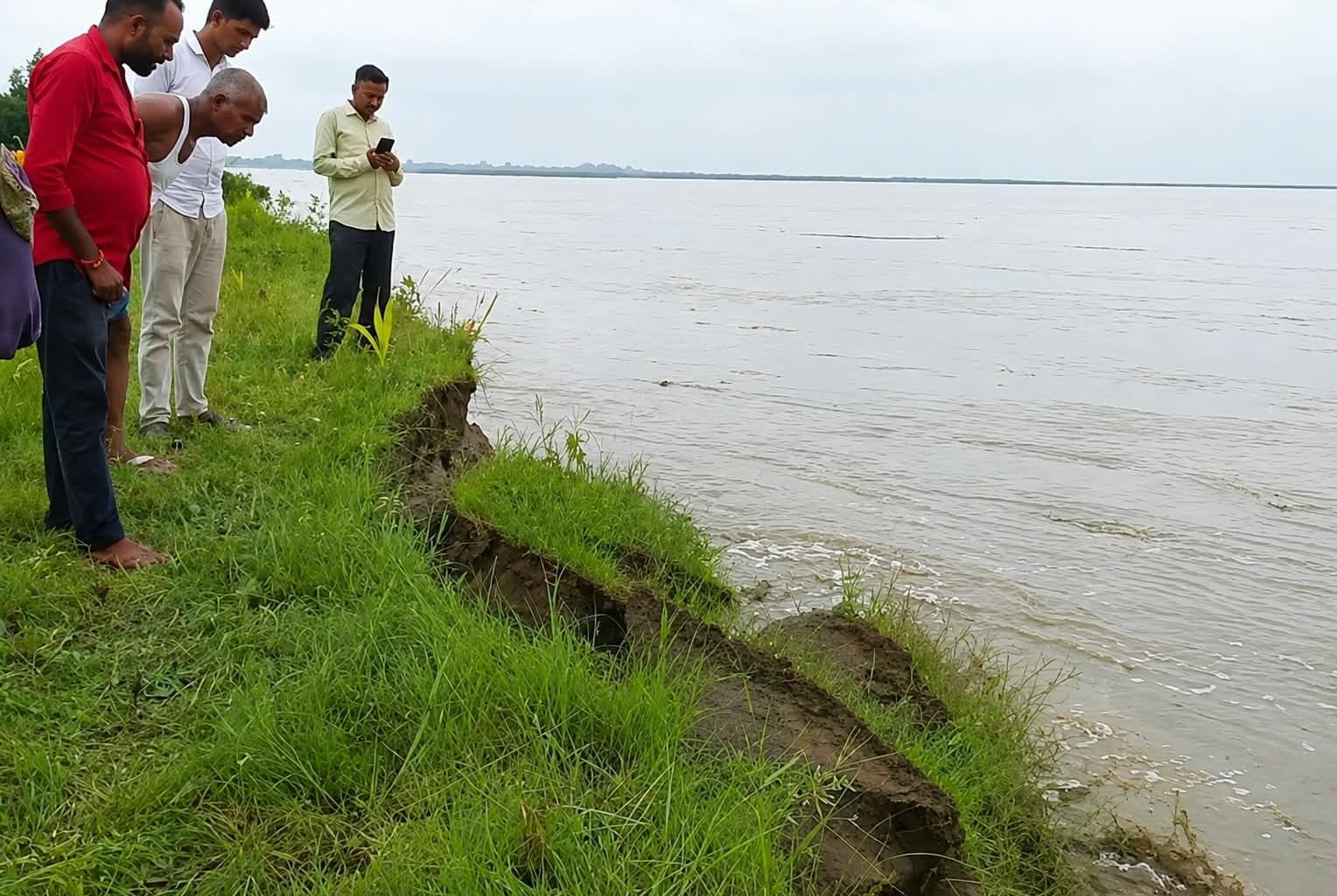 केदारीपुर गांव के पास नदी में कट रही जमीन को देखते चिंतित ग्रामीण। संवाद