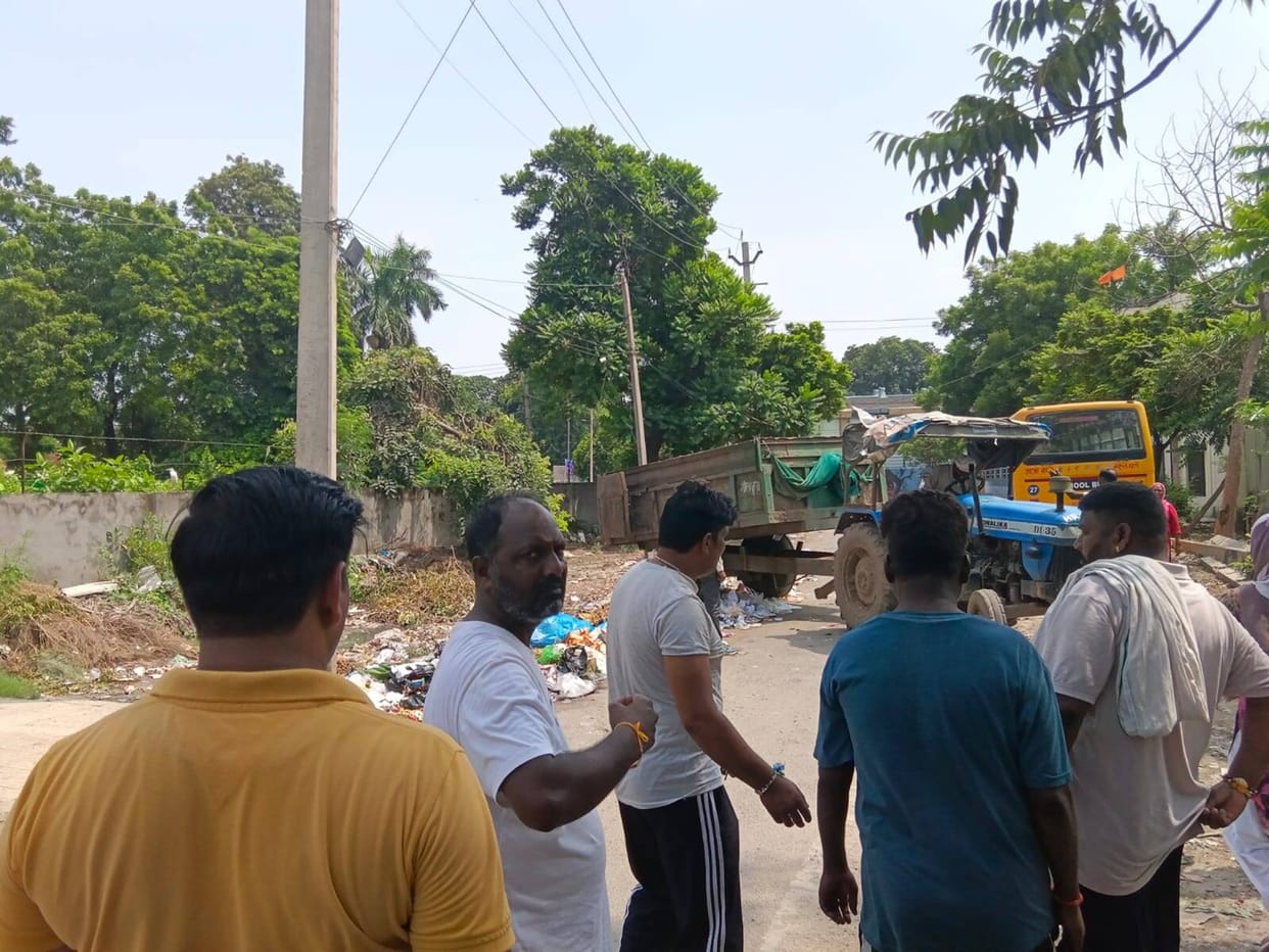 Dispute over garbage collection amidst strike; tractor-trolleys forced to unload on the road