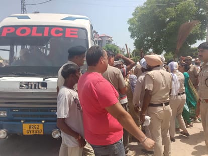 कूड़ा उठान के दौरान विरोध कर रहे सफाई व अग्निशमन कर्मचारियों को गाड़ी में बैठा कर शहर थाना ले ज