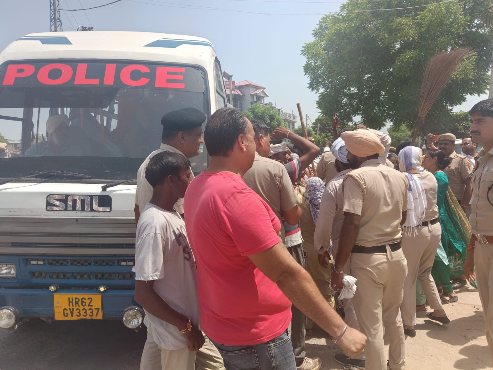 कूड़ा उठान के दौरान विरोध कर रहे सफाई व अग्निशमन कर्मचारियों को गाड़ी में बैठा कर शहर थाना ले ज
