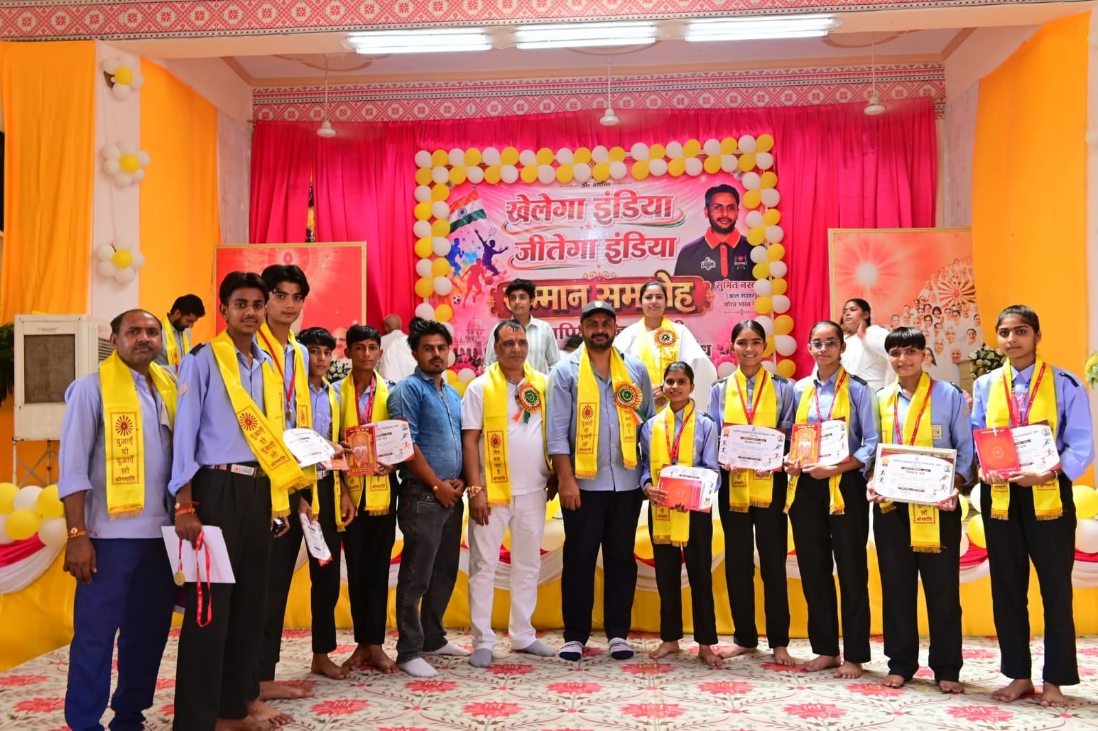 खिलाड़ियों को सम्मानित करते मुख्य अतिथि अमित नरवाल व ब्रह्माकुमारी बहन आशा। विज्ञप्ति