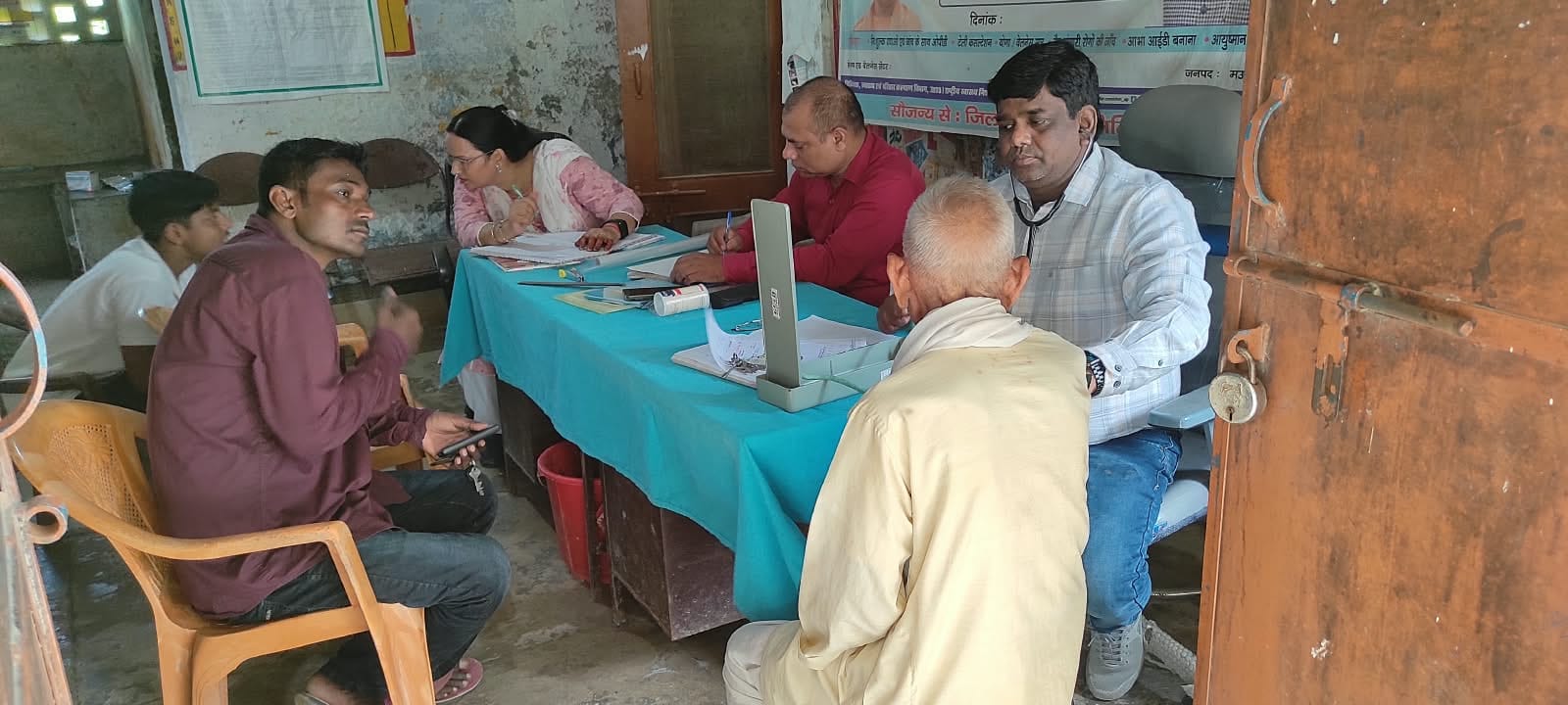 खुरहट प्राथमिक स्वास्थ्य केंद्र पर सीएम जन आरोग्य मेले में मरीज को देखते चिकित्सक डॉ कमलेश गुप्