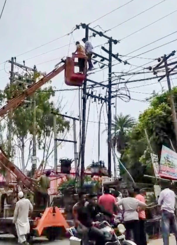 Contract worker suffers electric shock while repairing power line; gets stuck on the pole.