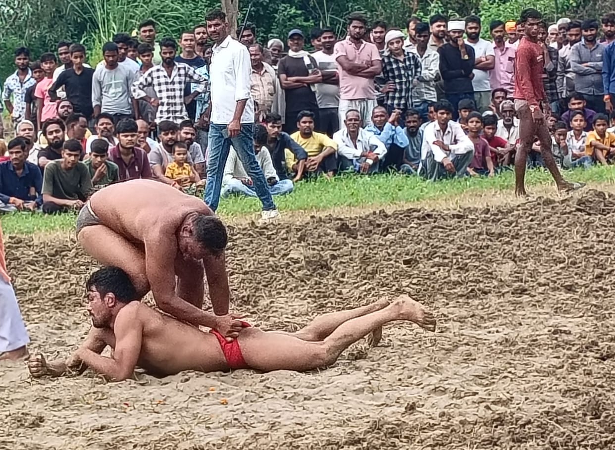 Wrestlers displayed their prowess in the wrestling arenaWrestlers displayed their prowess in the wrestling arena